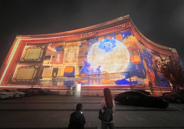 配多多 灯杆“身份证”能报修定位，还有附加价值，上海道路照明更亮、更智、更绿